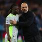 Pep Guardiola abraçado a Jérémy Doku no final do jogo