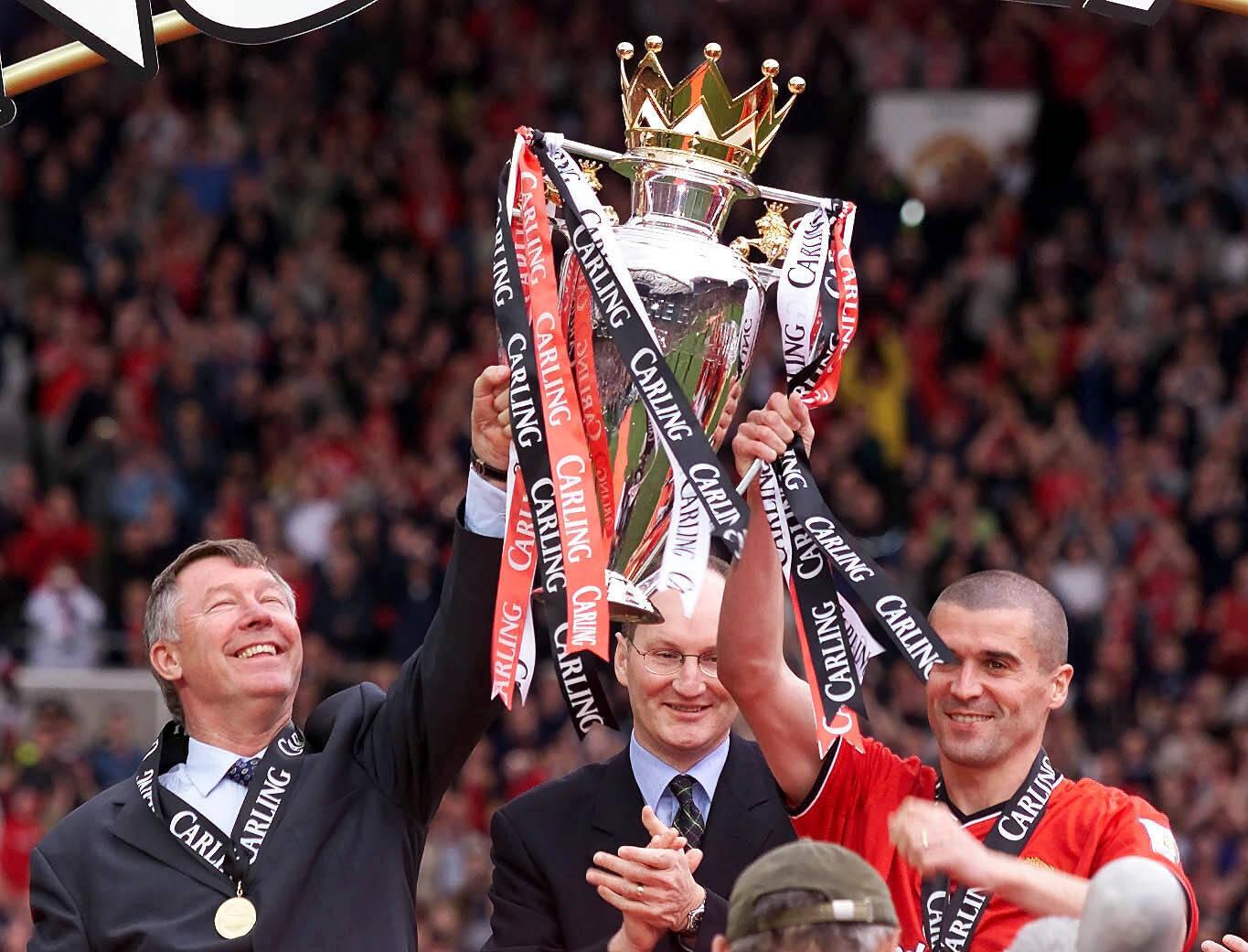 2000/01 - Manchester United, primeira equipa a ganhar três títulos seguidos (foto: IMAGO)