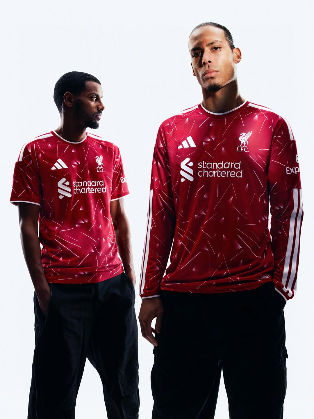 Nova camisola do Liverpool para 2026/27 - Isak e Van Dijk