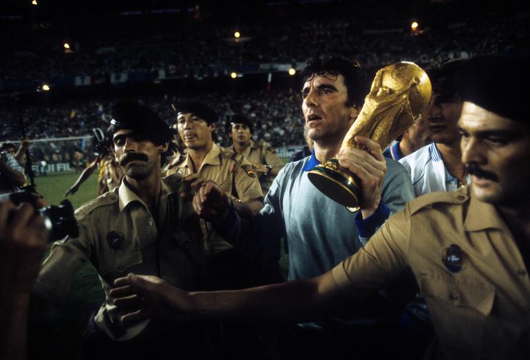 Dino Zoff ganhou o Mundial 1982 com a Itália, sendo titular em todos os jogos. No dia da final, com a Alemanha, tinha 40 anos e 133 dias (IMAGO)