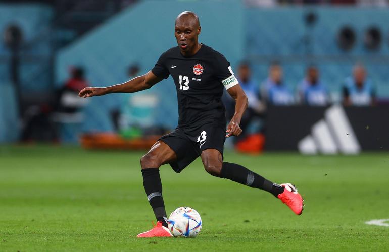 Atiba Hutchinson foi o último jogador a entrar para esta lista, já que o capitão do Canadá no Mundial 2022 foi a jogo com 39 anos e 296 dias (IMAGO)