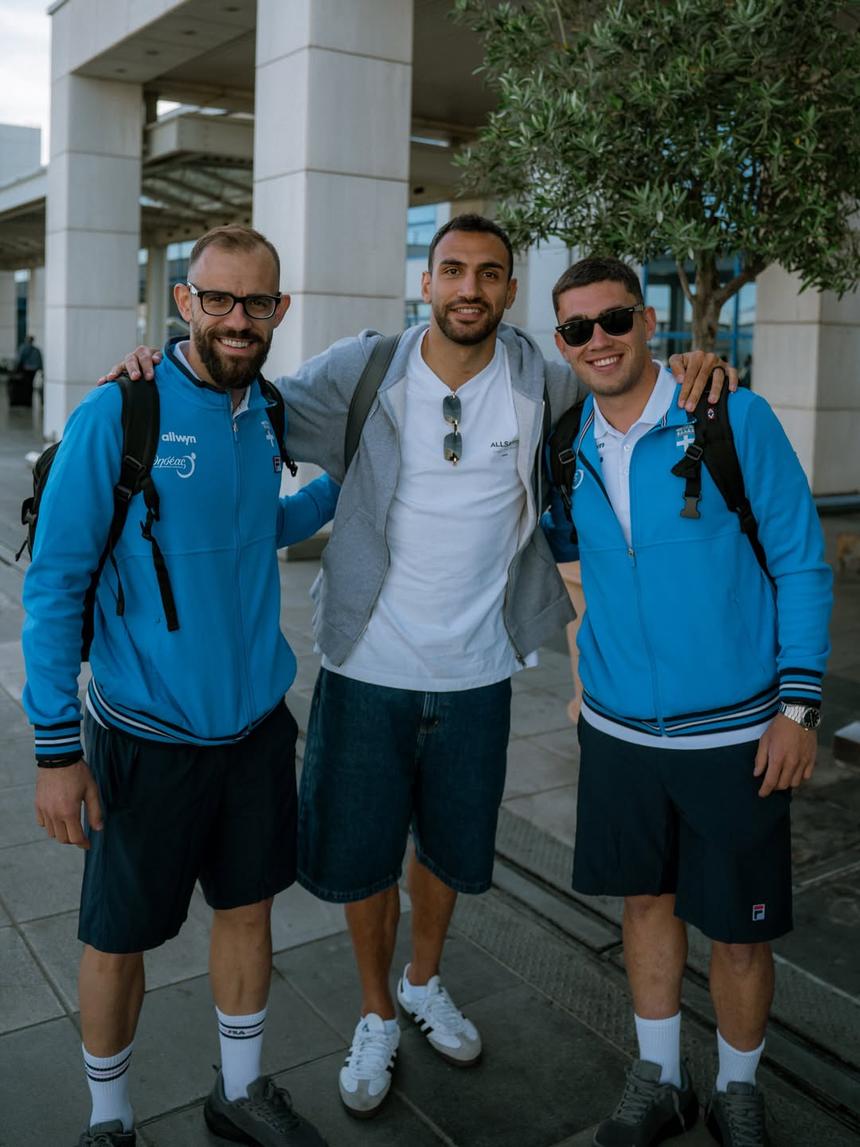 Pavlidis e dois jogadores de Socca - Foto: soccagreece/instagram