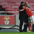 Um abraço de Pizzi a Rui Costa quando o médio ainda jogava no Benfica - FOTO: Miguel Nunes
