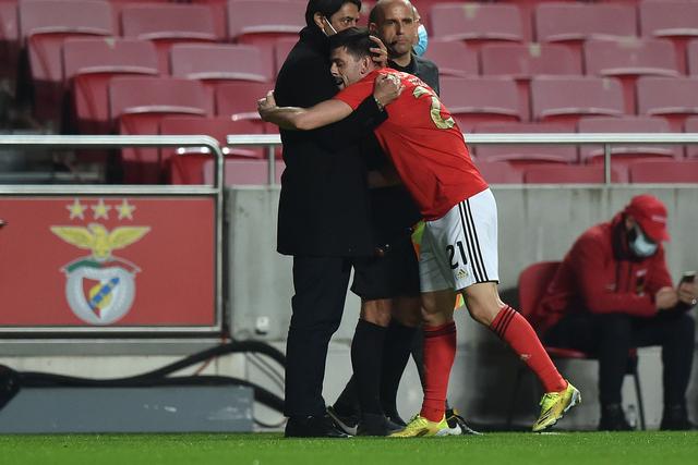 Um abraço de Pizzi a Rui Costa quando o médio ainda jogava no Benfica - FOTO: Miguel Nunes