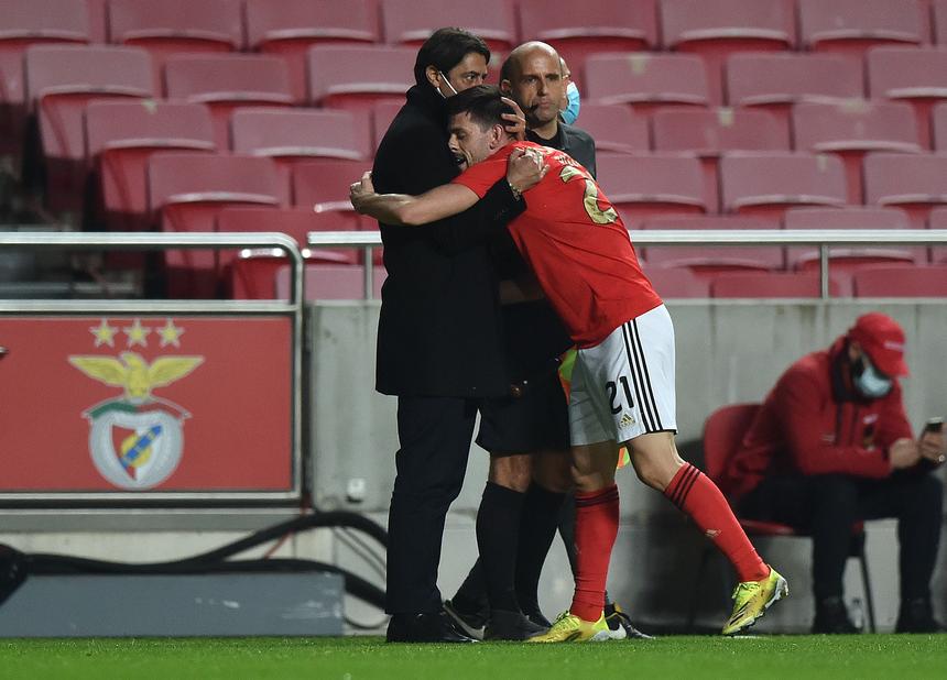 Um abraço de Pizzi a Rui Costa quando o médio ainda jogava no Benfica - FOTO: Miguel Nunes