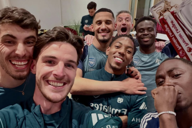 Rice com os colegas do Arsenal - Foto: @declanrice