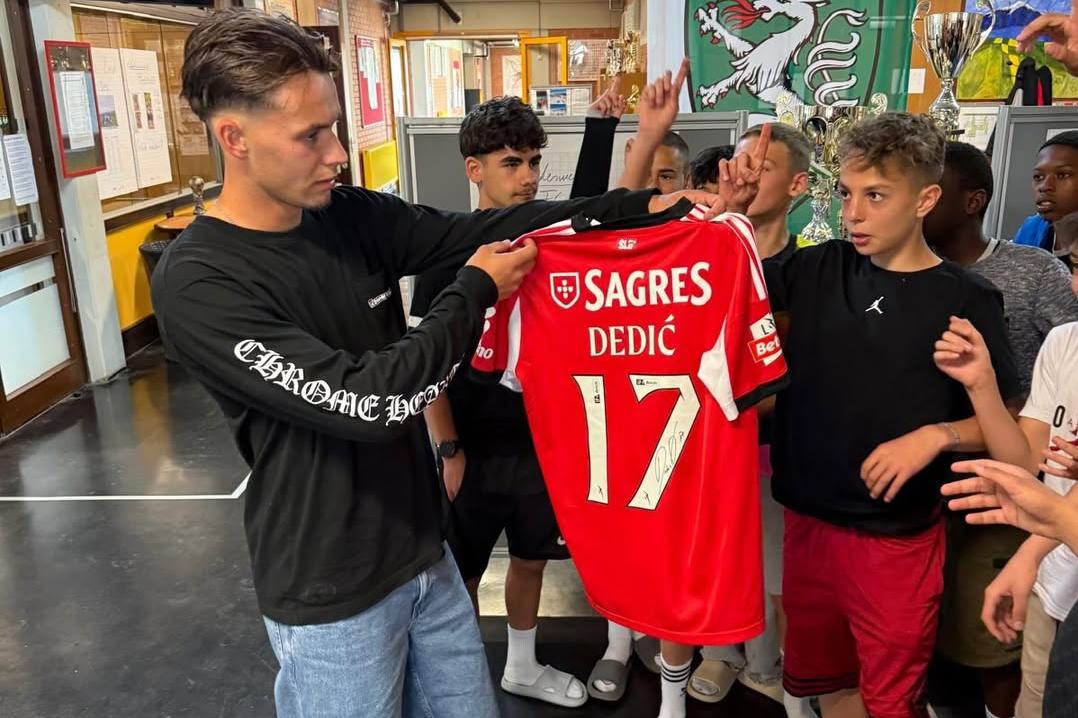 Dedic levou camisola do Benfica ao liceu onde estudou em Graz, na Áustria — Foto: Sportmittelschule Graz