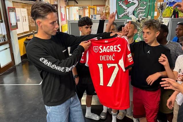 Dedic levou camisola do Benfica ao liceu onde estudou em Graz, na Áustria — Foto: Sportmittelschule Graz