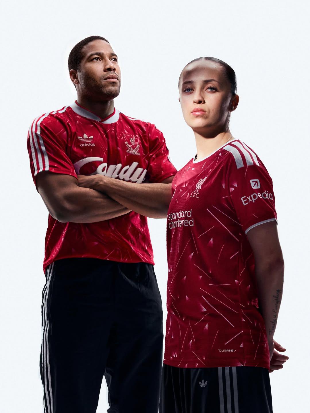 Nova camisola do Liverpool para 2026/27  - John Barnes e Mia Enderby