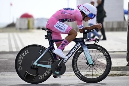Giro: Afonso Eulálio continua a espantar e mantém camisola rosa após o contrarrelógio