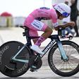 Giro: Afonso Eulálio continua a espantar e mantém camisola rosa após o contrarrelógio