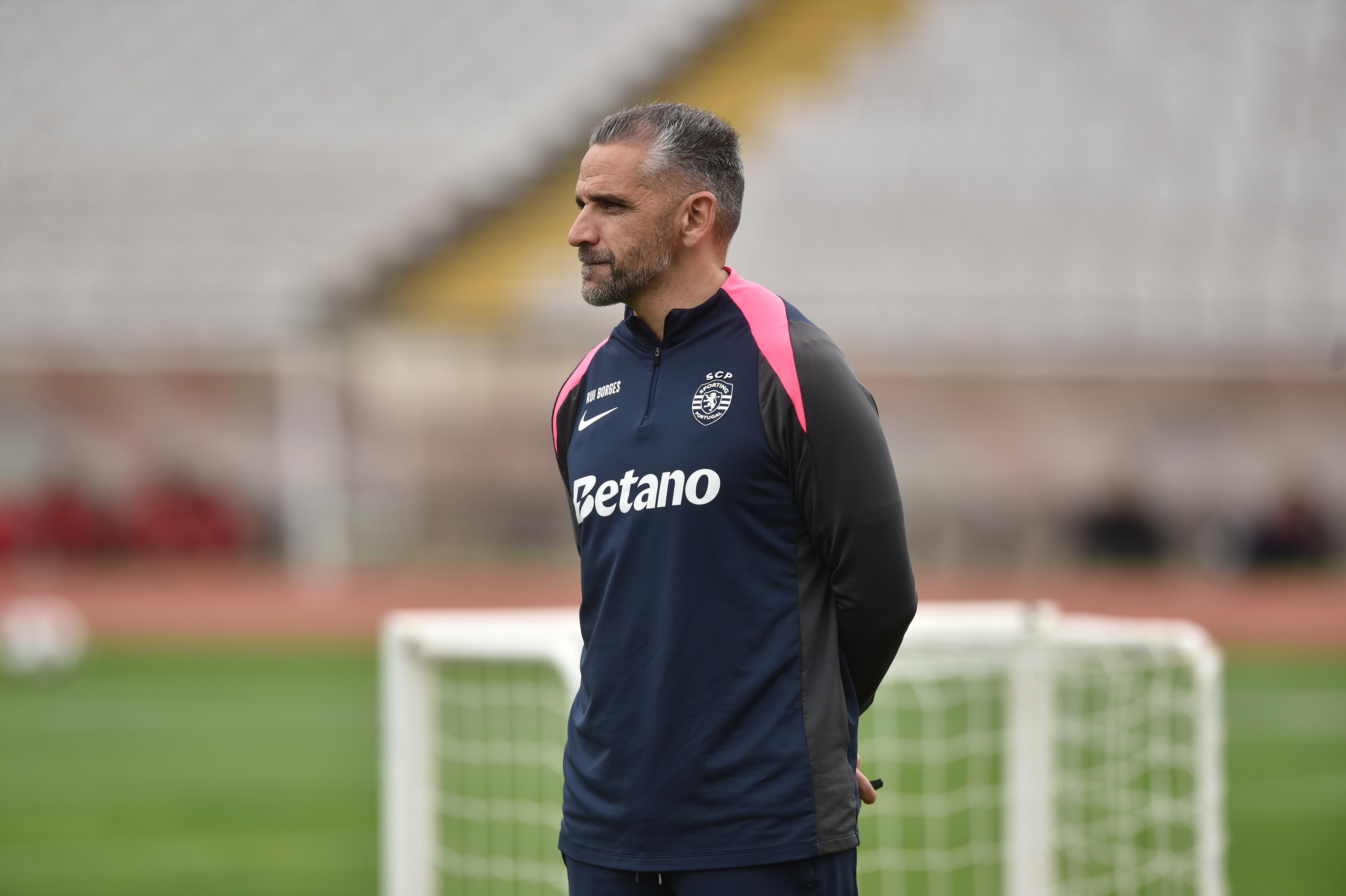 Rui Borges pensativo preparando aquele que será o último onze da temporada - Foto: MIGUEL NUNES