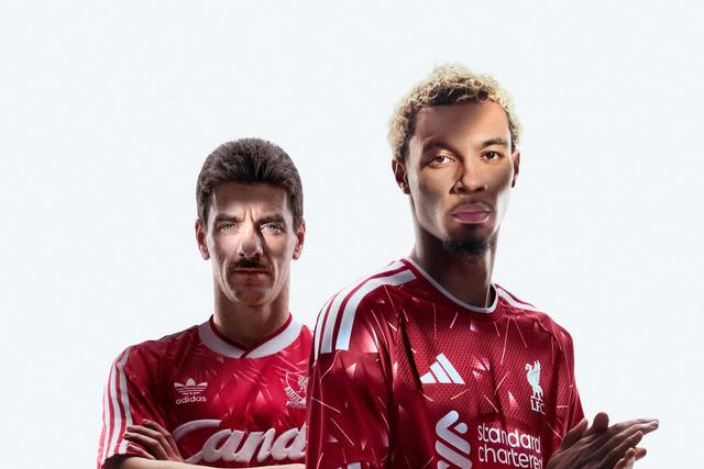 Nova camisola do Liverpool para 2026/27 - Ian Rush e Hugo Ekitiké