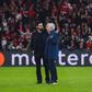 José Mourinho a falar com Álvaro Arbeloa na Luz