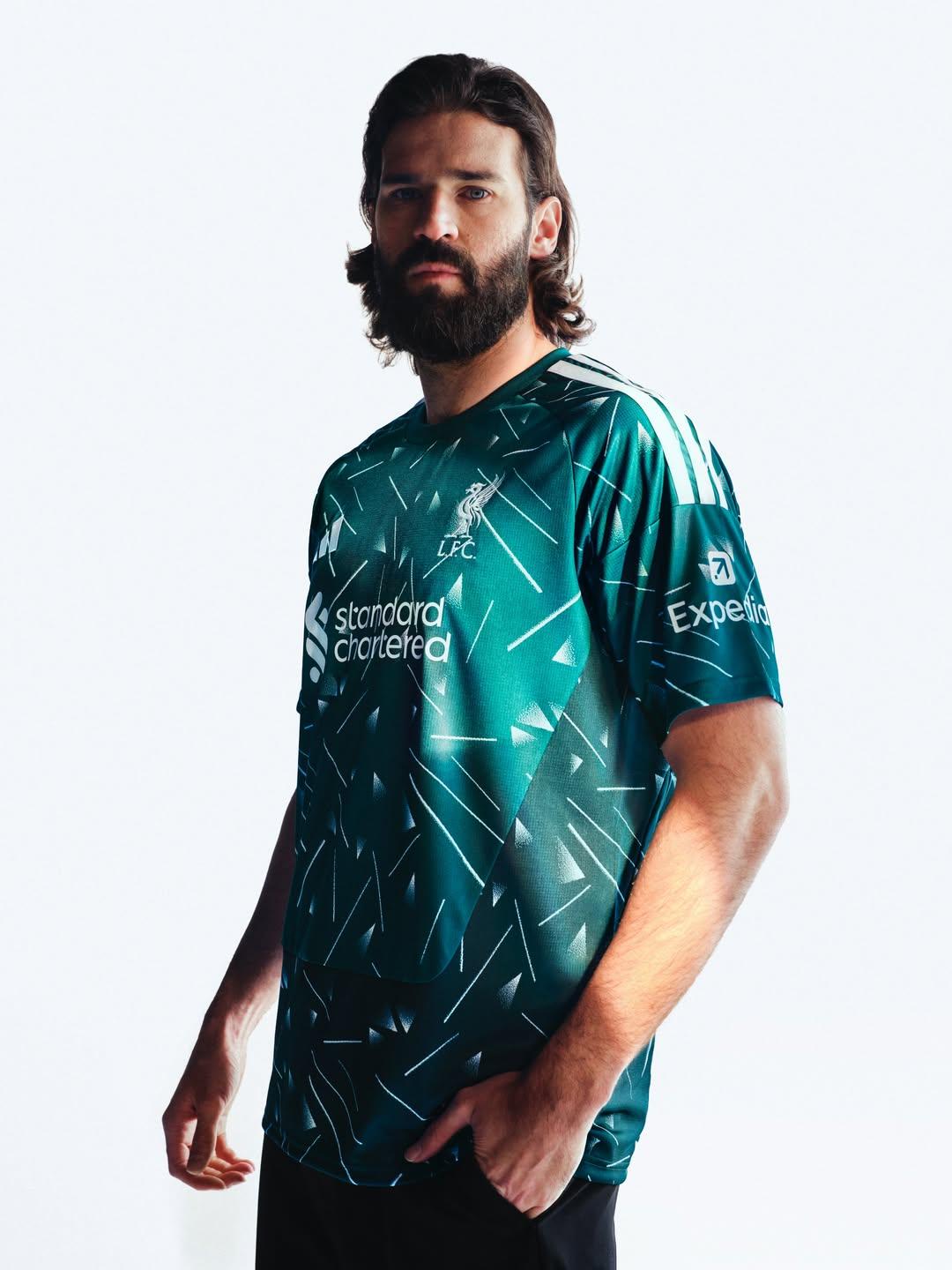 Nova camisola do Liverpool para 2026/27 - Alison com a nova camisola verde de guarda-redes