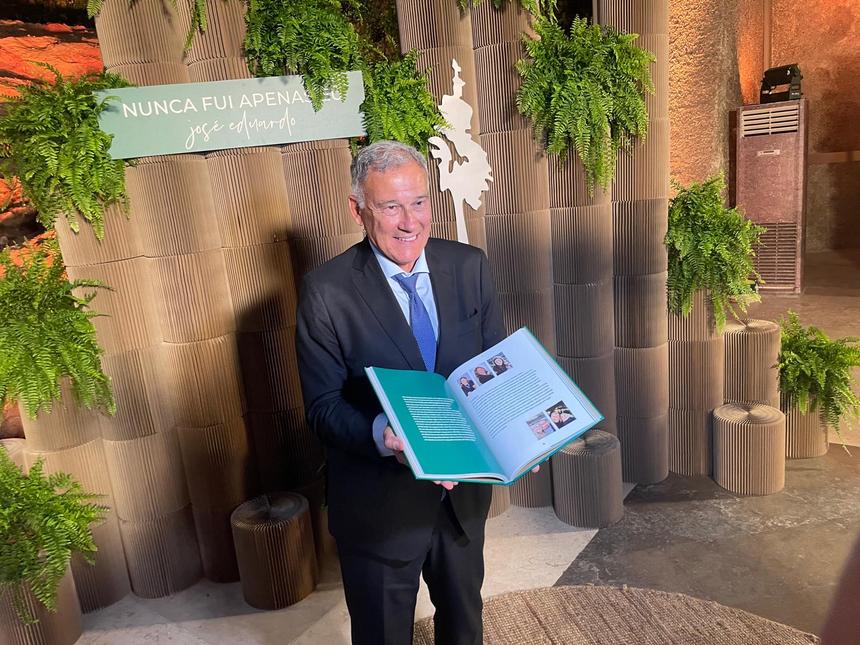 José Eduardo exibe o livro em que fala de uma vida rica do desporto ao mundo dos negócios - FOTO: D. R.