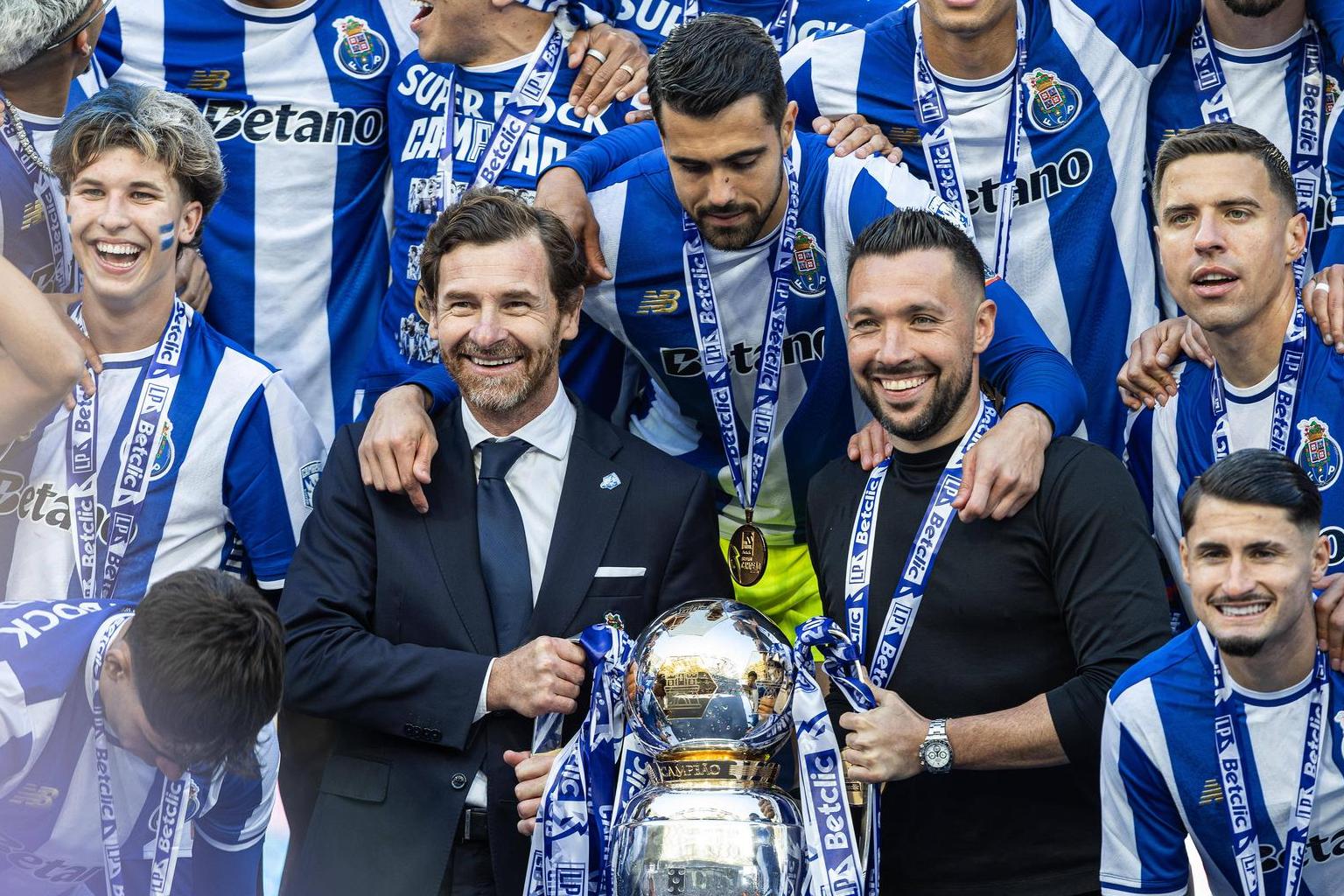 A festa do título do FC Porto, com André Villas-Boas e Francesco Farioli em destaque — Foto: IMAGO