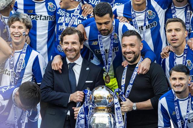A festa do título do FC Porto, com André Villas-Boas e Francesco Farioli em destaque — Foto: IMAGO