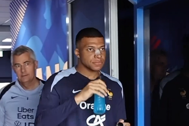 Kylian Mbappé treinou sem máscara e isolado dos colegas