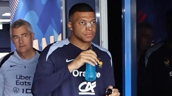 Kylian Mbappé treinou sem máscara e isolado dos colegas