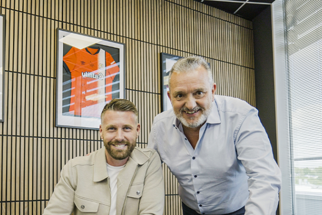 Oficial: Rob Edwards permanece no Luton Town