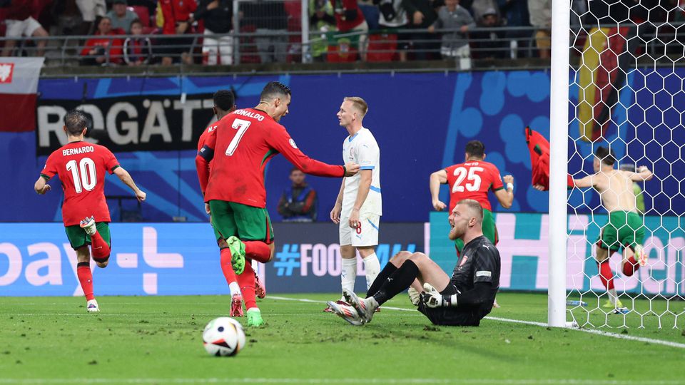 Cristiano Ronaldo 'picou' o guarda-redes checo após o segundo golo (vídeo)