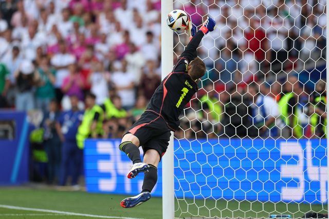 Vídeo: A defesa de Neuer que fez os húngaros levarem as mãos na cabeça
