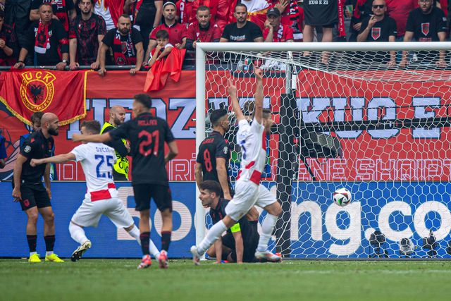 Euro 2024: Gjasula marca na baliza errada... e depois na certa (vídeos)