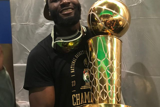 O momento histórico em que um português recebe o anel de campeão da NBA