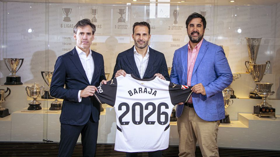 OFICIAL: Valência renova com treinador até 2026