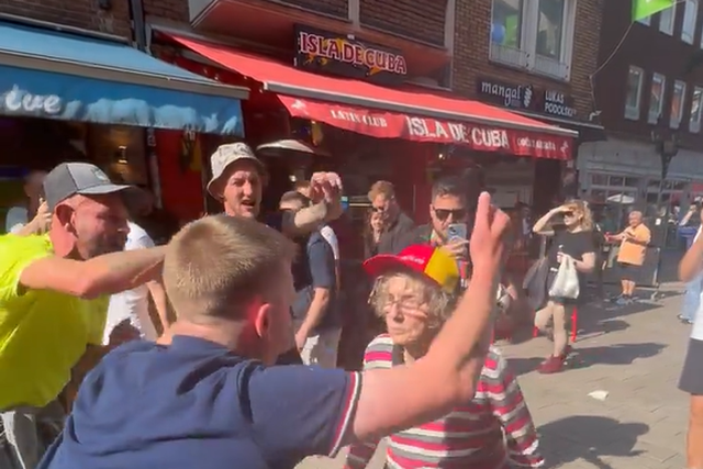 Adeptos ingleses dão um 'pezinho de dança' com uma senhora alemã