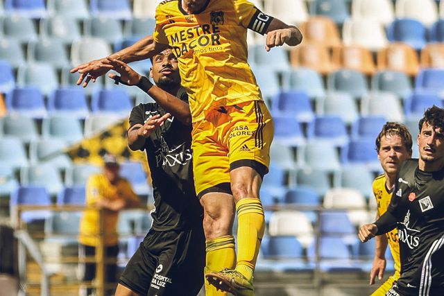 Fafe 'namora' trio de jogadores do Lourosa