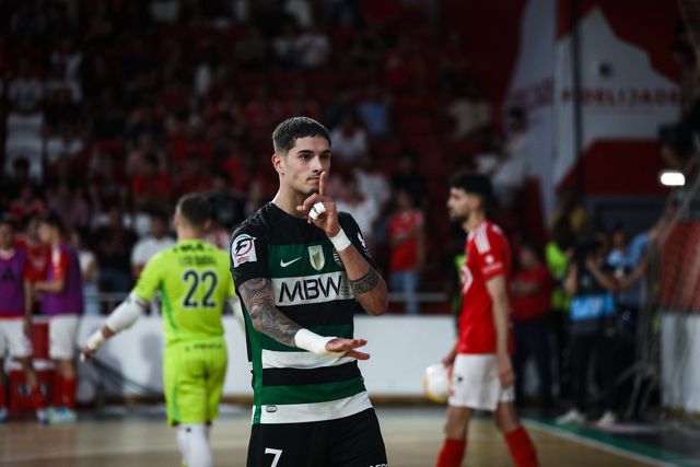 Sporting retribui gentileza e empata final com o Benfica