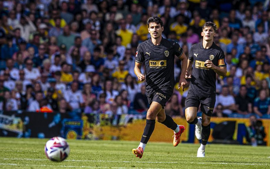 André Almeida cumpre a terceira época ao serviço do Valência