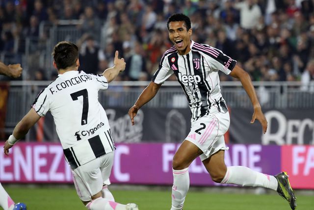 Alberto Costa a celebrar com o compatriota Francisco Conceição