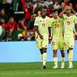 Nico Williams ao lado de dois jogadores do Barcelona: Pedri e Yamal