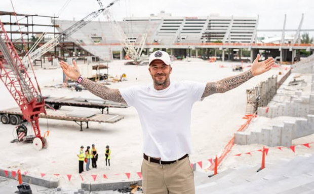 Beckham no palco do novo estádio do Inter Miami