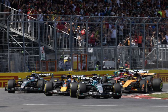 Russell com Verstappen logo atrás, em Montreal