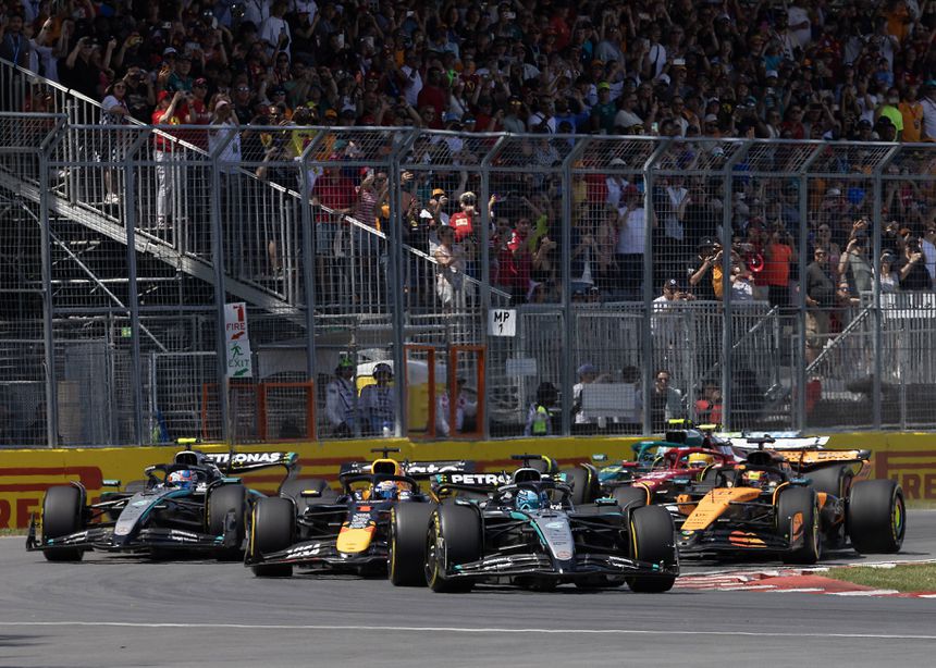 Russell com Verstappen logo atrás, em Montreal