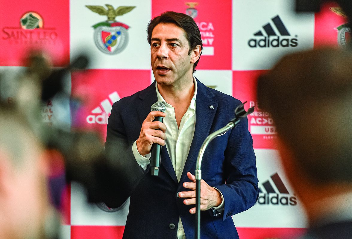 Benfica negoceia 'patrão' para o meio-campo