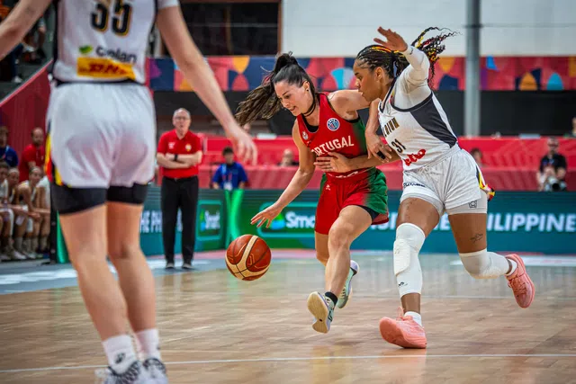 Joana Soeiro conduz a bola no jogo de Portugal frente à Bélgica, no Europeu de basquetebol