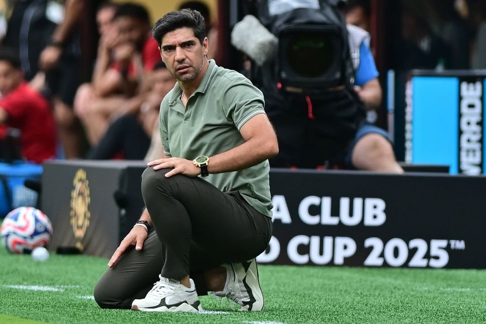 Abel sai de campo em tronco nu após vitória do Palmeiras