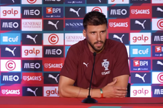 Críticas a quem não passa a bola a Cristiano? «Desiludiste-me, pensava que ias perguntar da praia»