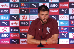 Críticas a quem não passa a bola a Cristiano? «Desiludiste-me, pensava que ias perguntar da praia»