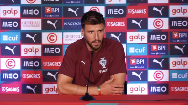 Críticas a quem não passa a bola a Cristiano? «Desiludiste-me, pensava que ias perguntar da praia»