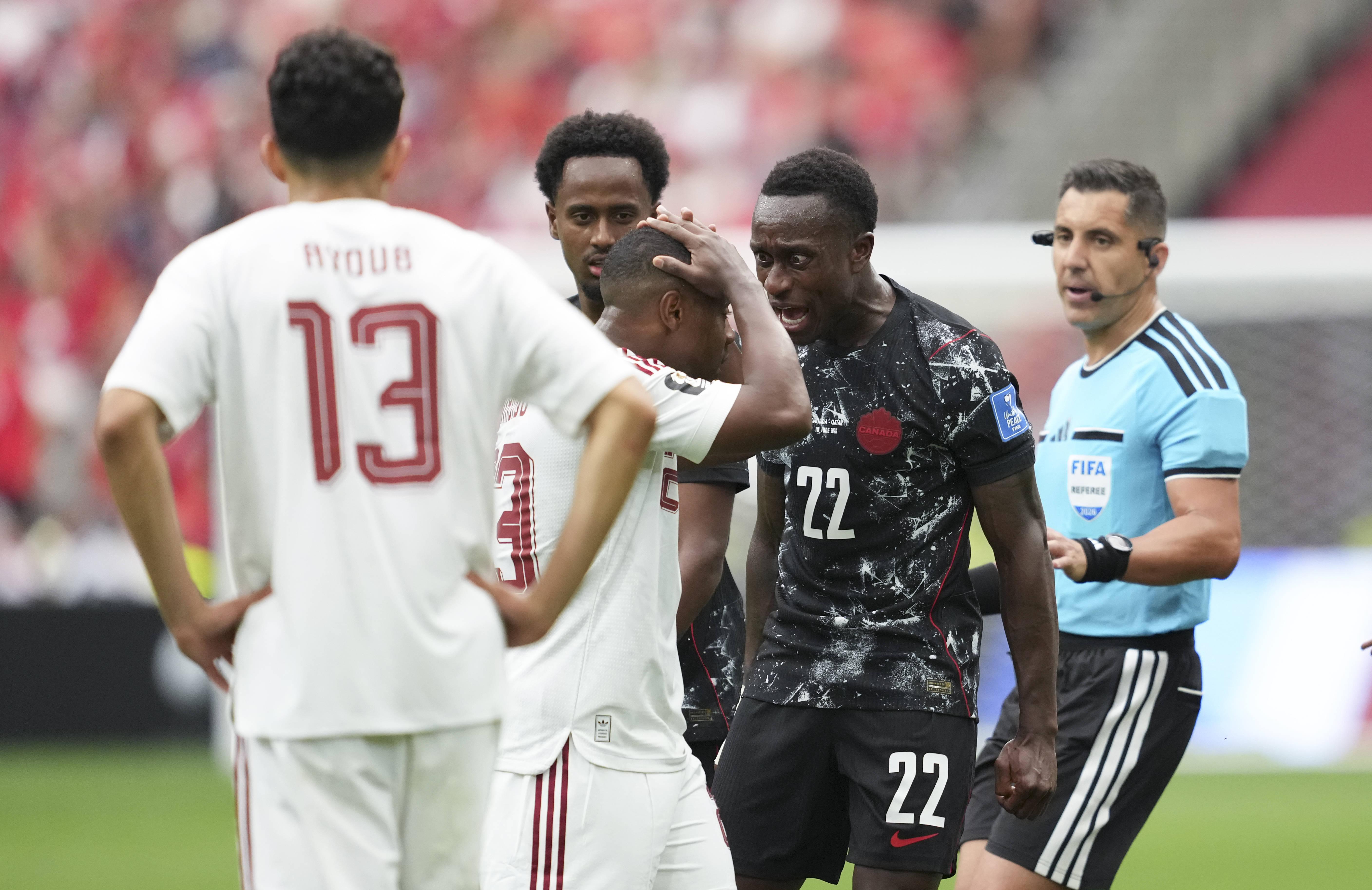 Assim Madibo nem queria acreditar ao ver a perna de Ismael Koné, após falta cometida, que lhe valeu a expulsão