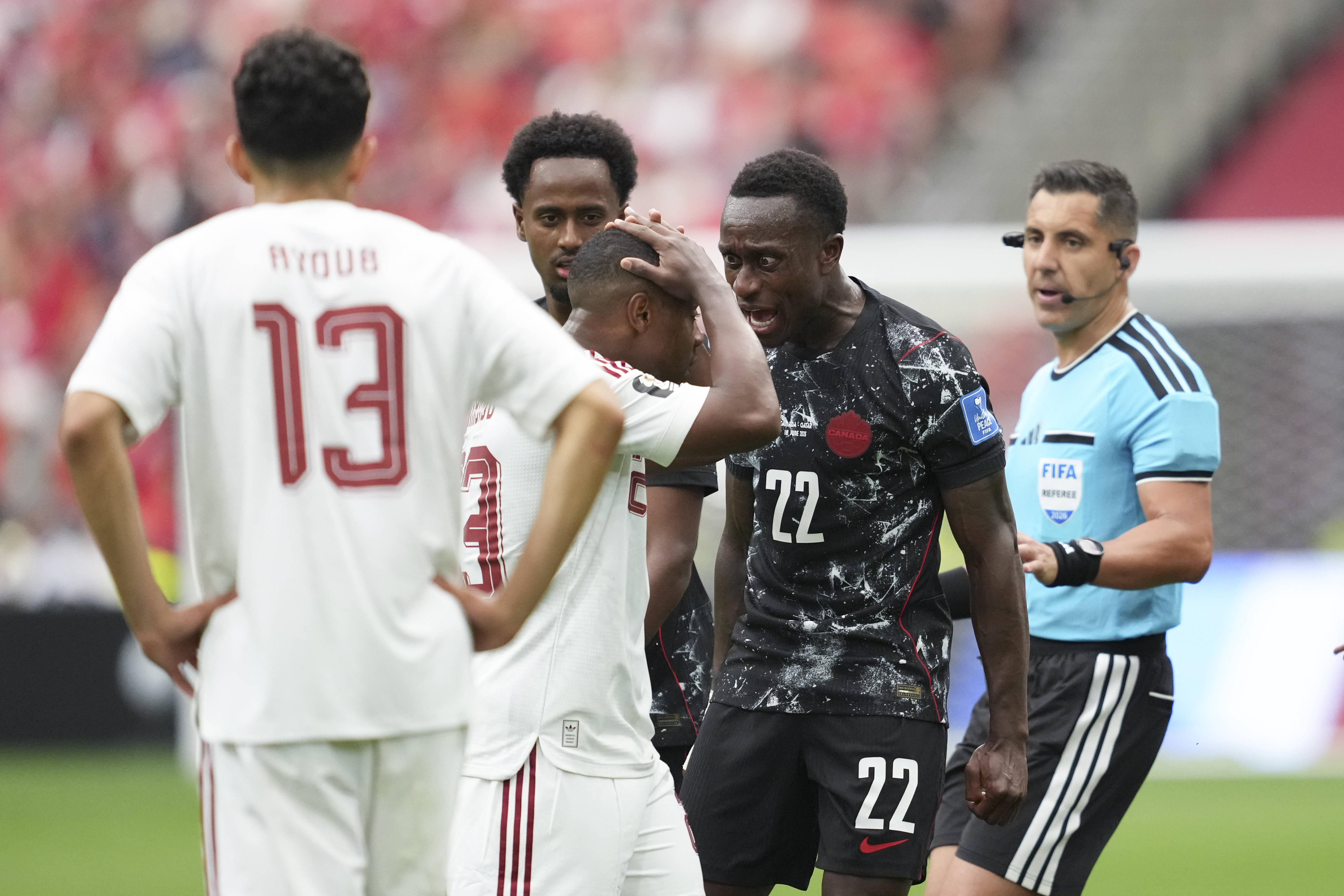 Assim Madibo nem queria acreditar ao ver a perna de Ismael Koné, após falta cometida, que lhe valeu a expulsão