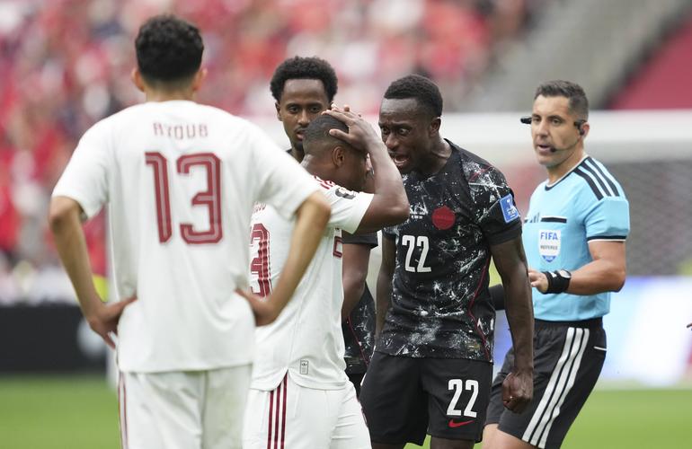 Assim Madibo nem queria acreditar ao ver a perna de Ismael Koné, após falta cometida, que lhe valeu a expulsão
