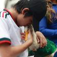 O pato Merlin, com a camisola da seleção do México, pertence a Karla Gomez e ao filho Christian, que não esperavam tal popularidade - foto: Imago