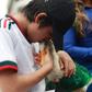 O pato Merlin, com a camisola da seleção do México, pertence a Karla Gomez e ao filho Christian, que não esperavam tal popularidade - foto: Imago
